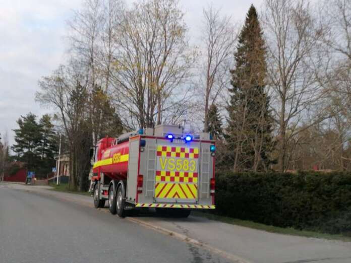 Pelastuslaitos tuli poistamaan omakotitalossa ollutta savua kahden yksikön voimin. Kuva: Simo Päivärinta. Pelastuslaitos tuli poistamaan omakotitalossa ollutta savua kahden yksikön voimin. Kuva: Simo Päivärinta.
