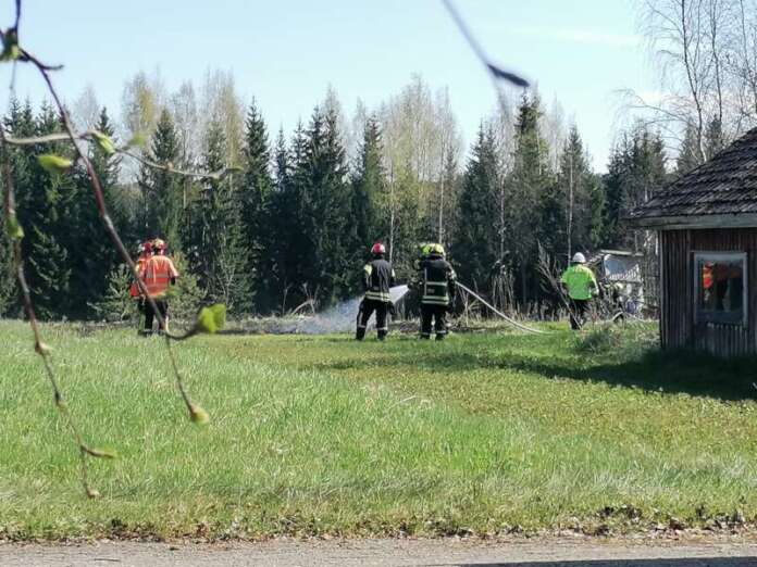 Palopaikalla näytti siltä, ettei tuli ollut vaarassa levitä läheisiin rakennuksiin. Kuva: Simo Päivärinta. Palopaikalla näytti siltä, ettei tuli ollut vaarassa levitä läheisiin rakennuksiin. Kuva: Simo Päivärinta.