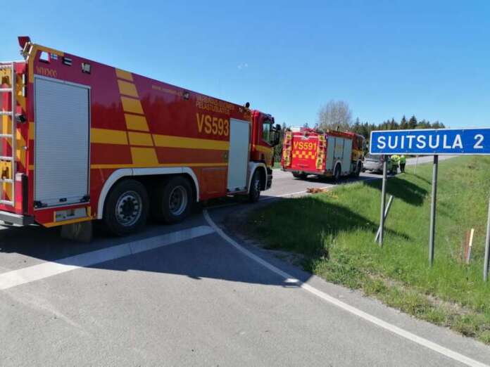Koira ja henkilöauto törmäsivät valtatie 10:n ja Tuorilantien risteyksessä. Kuva: Simo Päivärinta.