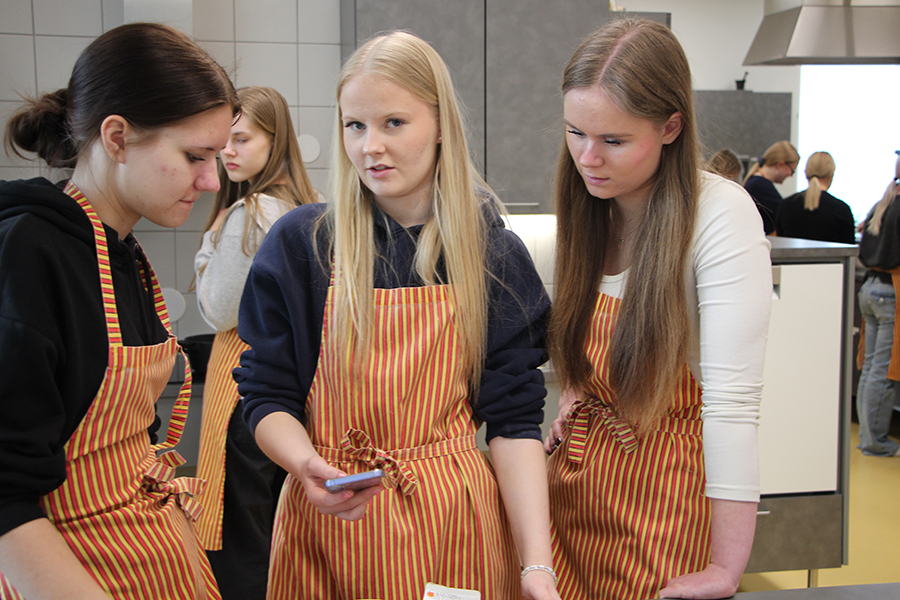 Kiia Kinnunen, Hilda Pokkinen ja Lyyti Lehtonen selvittivät tekoälyn avulla, mitä tarjolla olleista aineksista voisi valmistaa.