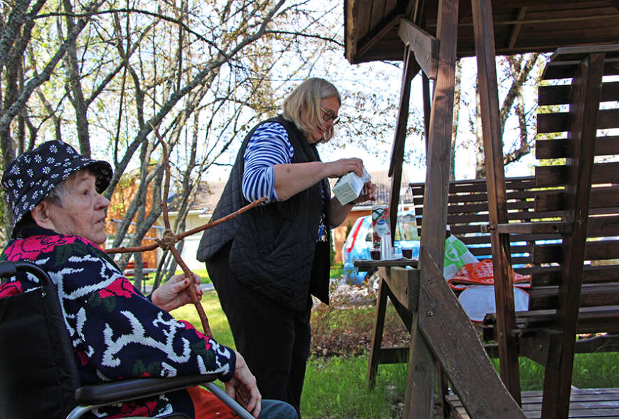 Lea Koivuranta tuumasi puolukan maistuvan mehukeitossa paremmalta kuin mustikan. Anneli Roozbehan annosteli keittoja laseihin.