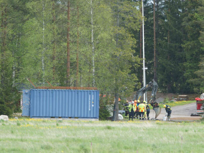 Pelastuslaitos käsitteli öljysäiliön rikkoutumista keskisuurena ympäristöonnettomuutena. Kuva: Simo Päivärinta.