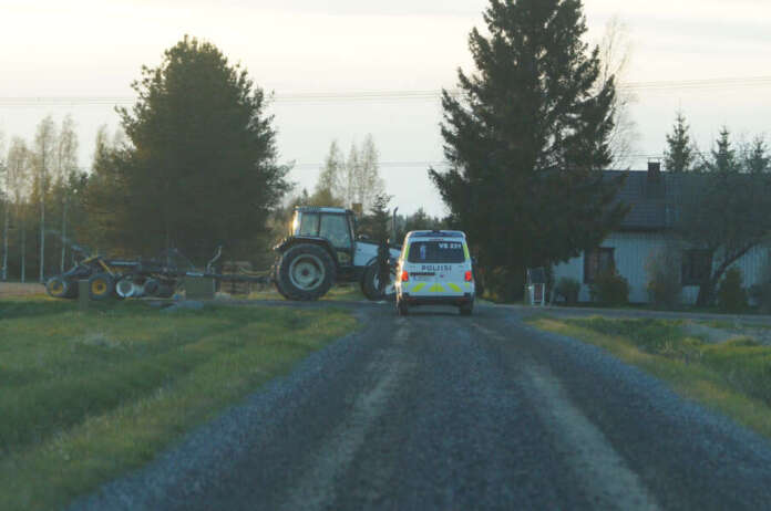 Traktori ja henkilöauto Koskella tasa-arvoisessa risteyksessä. Poliisi tuli selvittämään tapahtunutta. Kuva: Simo Päivärinta. Traktori ja henkilöauto Koskella tasa-arvoisessa risteyksessä. Poliisi tuli selvittämään tapahtunutta. Kuva: Simo Päivärinta.