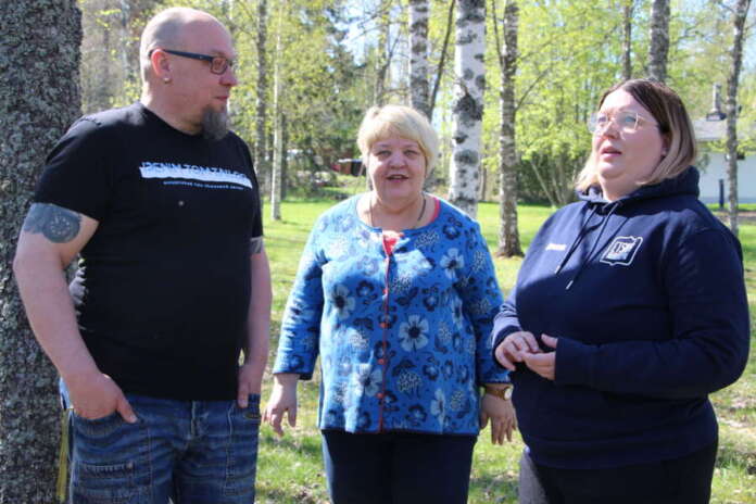 Tero Kanerva, Anna-Leena Ranto ja Anna Saastamoinen kertovat, että etsivän nuorisotyön ajatuksena on kohdata nuoria paikoissa, jonne nuorten on helppo tulla. Tapaaminen voidaan sopia mihin tahansa Pöytyän tai Auran taajamaan. Syksyllä myös Nuorten palvelupiste jalkautunee taajamiin. Tero Kanerva, Anna-Leena Ranto ja Anna Saastamoinen kertovat, että etsivän nuorisotyön ajatuksena on kohdata nuoria paikoissa, jonne nuorten on helppo tulla. Tapaaminen voidaan sopia mihin tahansa Pöytyän tai Auran taajamaan. Syksyllä myös Nuorten palvelupiste jalkautunee taajamiin.