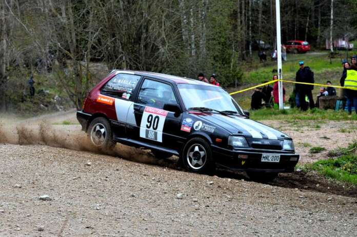 Kimmo Mäkilä ja Simo Päivärinta taituroivat historic-luokassa Suzuki Swift GTI:llä. Kuva: Eero Auvinen. Kimmo Mäkilä ja Simo Päivärinta taituroivat historic-luokassa Suzuki Swift GTI:llä. Kuva: Eero Auvinen.