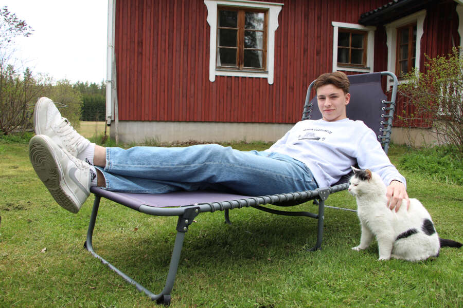 Rasmus Riikonen sanoo nauttivansa pöytyäläisestä elämänmenosta, mutta jatko-opinnot vievät muualle, todennäköisesti Tampereelle. Hänen vieressään istuu Muru-kissa.