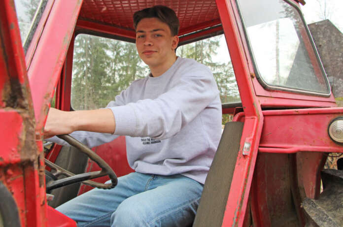 Kun opiskelukiireet ovat helpottaneet, Rasmus Riikonen on ehtinyt auttaa isäänsä maatilan töissä.