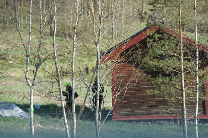 Piimätien varrella sijaitsevan saunan kattorakenteissa syttyi palo maanantaina (12.5.) alkuillasta. Kuva: Simo Päivärinta.
