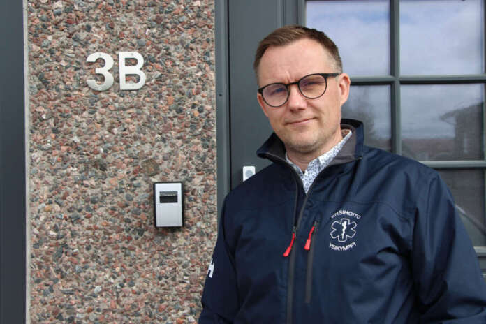 Teuvo Teuvo Arvola antoi haastattelun Loimaan Ambulanssi Oy:n tukikohdassa Auran Portinkaarella. Aurassa päivystävällä ambulanssilla oli kuvaushetkellä hälytystehtävä.