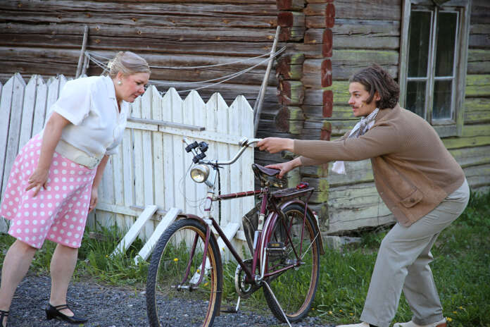 Liisa Kaski (Susanna Tuuli) ihailee kustannustoimittaja Hugo Strömin (Kimi Heikkisen) menopeliä.