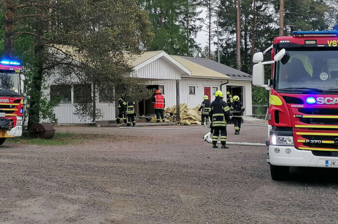 Pelastajat saivat rajattua Auran urheilukentän huoltorakennuksessa havaitun tulipalon pienelle alueelle talon yläkertaan. Kuva: Simo Päivärinta.