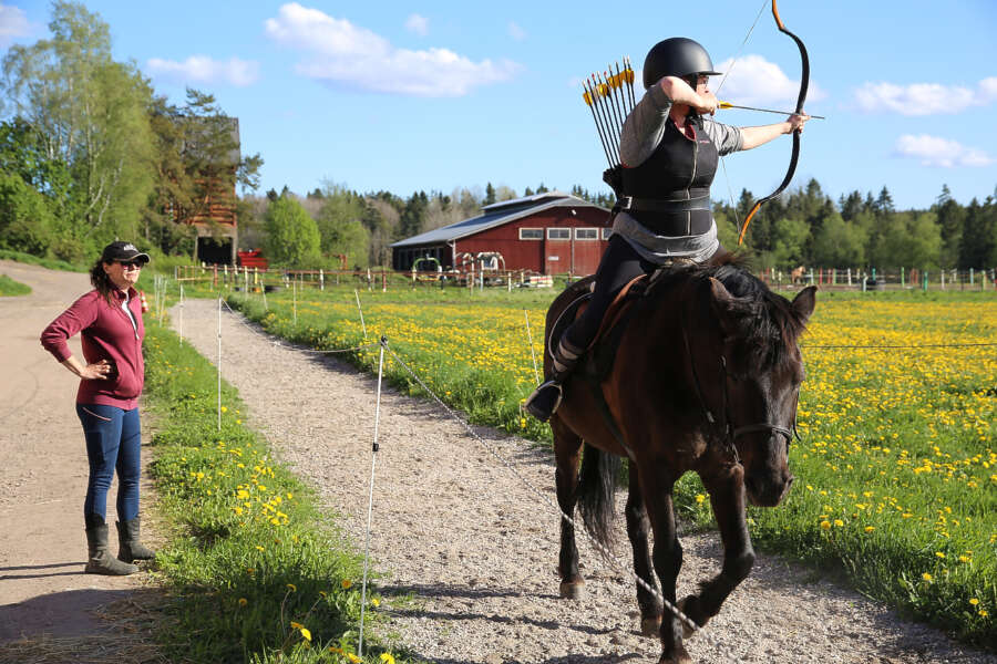 Ratsastusjousiammunnan valmentaja Karoliina Cozmei tarkkailee, miten Milja Söderströmin ja Volga-hevosen yhteistyö sujuu.