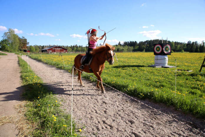 Virpi Lummaa nauttii ratsastusjousiammunnasta siksi, että lajin parissa unohtuvat kaikki muut huolet. On keskityttävä vain yhteen asiaan. Erinomaista on sekin, että laji on äidin ja tämän teini-ikäisten poikien yhteinen harrastus. Virpi Lummaa nauttii ratsastusjousiammunnasta siksi, että lajin parissa unohtuvat kaikki muu huolet. On keskityttävä vai yhteen asiaan. Erinomaista on sekin, että laji on äidin ja tämän teini-ikäisten poikien yhteinen harrastus.