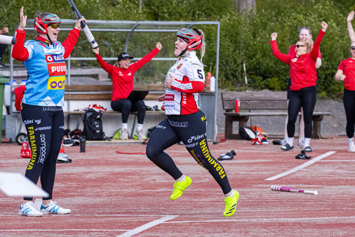 Julia Ruoho kiiruhti kotipesään ja sai aikaiseksi tuuletusta. Hyvistä otteista huolimatta tiistain 3.6. ottelu päättyi Jussittarien hyväksi lukemin 1–2 (1–4, 4–3, 5–6). Kuva: Janne Hirvensalo.