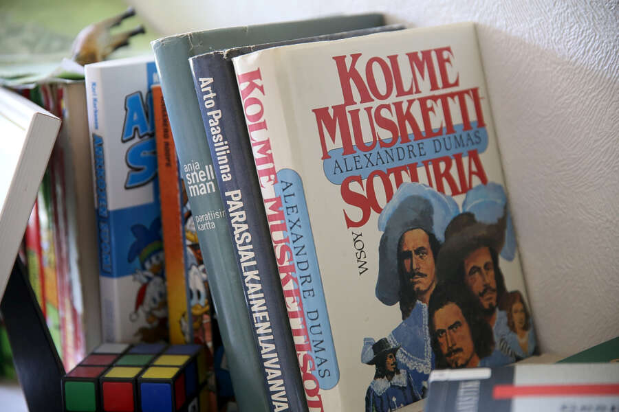 Oman kirjahyllyn kirjat on kahlattu läpi jo useampaan kertaan. Lukeminen on Karoliina Mäkisen mukaan yhtä koukuttavaa kuin kännykän selailu.