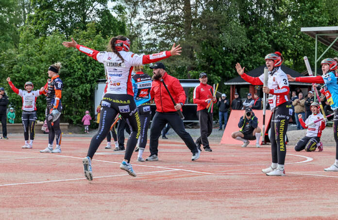 Pöytyän Urheilijoiden Lydia Eskola toi lauantain kotiottelussa juoksun kotiin ja sai aikaiseksi runsasta tuuletusta. Kuva: Timo Kesti