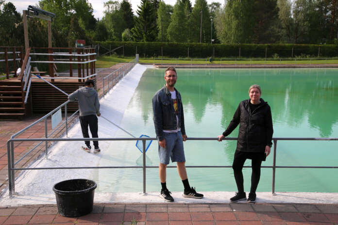 Ari Heino ja Johanna Kärhä ovat Kyrön Seudun kyläyhdistyksen aktiiveja, joille maauimalan kunnossapito on sydämen asia. Maauimala työllistää tänä kesänä peräti kuusi nuorta.