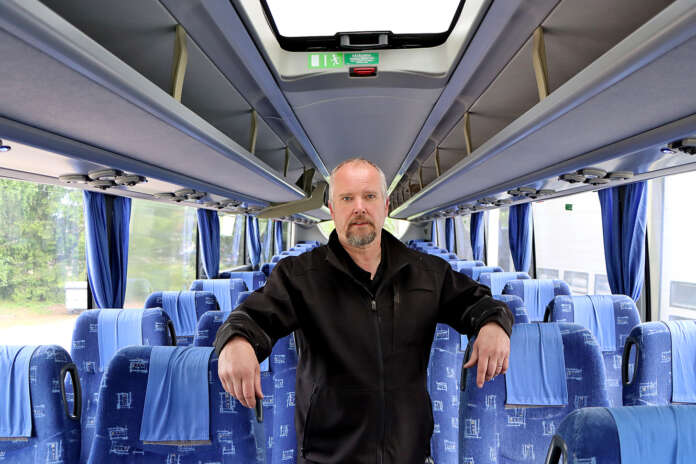 Bussin lahjoittaminen on ollut Petri Valtasen mielessä pitkään. –Autolla ei ole enää myyntiarvoa, mutta on tämä sille parempaa käyttöä kuin että se makaa tallin päädyssä. Kuva: Lari Kiviranta