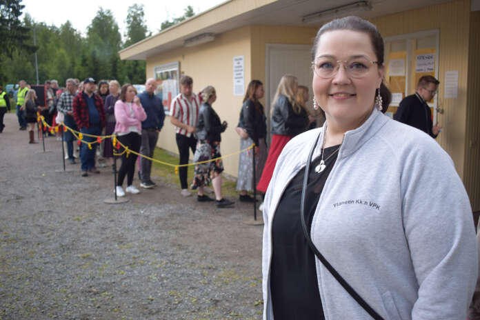 Valasrannan Huvitoimikunnan puheenjohtaja Laura Toivonen on kasvanut Valasrannalta kuuluvan musiikin tahdissa. –Meillä on mökki lähellä, joten olen pienestä pitänyt tottunut kuulemaan täältä musiikkia. Kuva: Tuomas Honkasalo