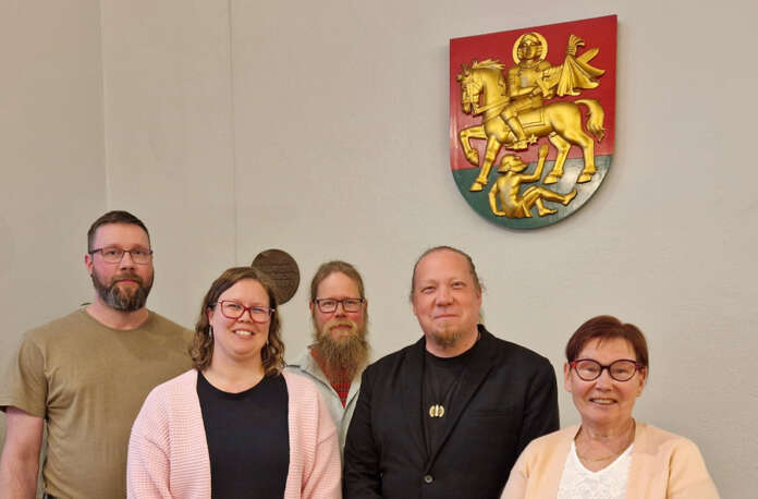 Marttilan luottamushenkilöt on valittu. Kuvassa on uusi puheenjohtajisto: kunnanvaltuuston 2. varapuheenjohtaja Janne Gustafsson, kunnanvaltuuston puheenjohtaja Jenni Nurminen, kunnanvaltuuston 1. varapuheenjohtaja Aleksi Nikkanen, kunnanhallituksen puheenjohtaja Pasi Björk ja kunnanhallituksen varapuheenjohtaja Merja Tuominen. Kuva: Marttilan kunta