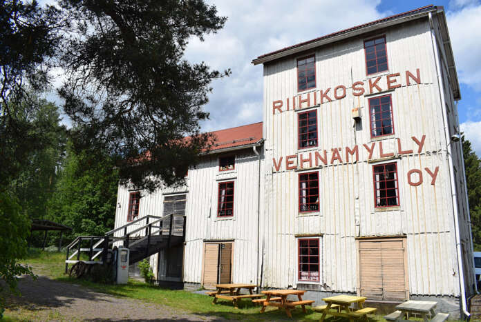 Riihikoskella sijaitseva Vanha Vehnämylly on jälleen avoinna kesäsunnuntaisin kello 11–16. Kuva: Tuomas Honkasalo
