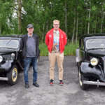 Citroen Traction Avantit ja niiden kuskit tapasivat Yläneellä. Säkyläläinen Jouko Sinisalo on ajanut omalla autollaan jo 50 vuotta, mutta turkulainen Oskari Tunnela oli lainannut autoa yläneläiseltä papaltaan, jolta autoharrastus on siirtymässä pikkuhiljaa lapsenlapselle. Kuva: Tuomas Honkasalo