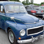 Kyösti Mäkimattilan Volvo Duet B18 vuodelta 1967 sai ihailevia katseita osakseen. Jotkut tunnistivat auton Auranmaan Viikkolehdessä viime viikolla ilmestyneestä jutusta, jossa auto komeili Komiat-yhtyeen taustalla. Nyt Volvo sai toimia letkan johtoautona. Kuva: Tuomas Honkasalo