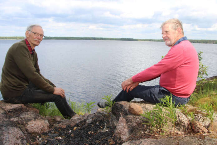 Elijärviyhdistyksen aktiivit Jouko Lehtinen ja Markku Auvinen ovat osallistuneet heidän mökkiensä lähellä olevan Koivuniemenlahden niittotalkoisiin. Elijärviyhdistyksen aktiivit Jouko Lehtinen ja Markku Auvinen ovat osallistuneet heidän mökkiensä lähellä olevan Koivuniemenlahden niittotalkoisiin.