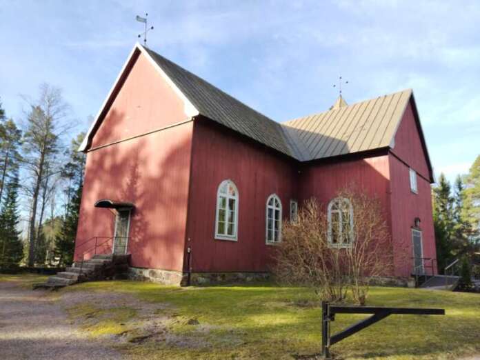 Tarjolla olevia urkuja on soitettu Karinaisten kirkossa.