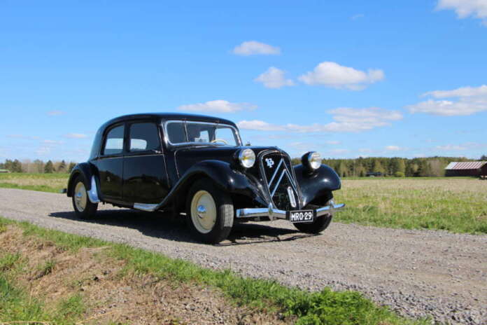 Sulavalinjainen itsekantava kori on Citroën Traction Avantin tunnusmerkkejä. Ranskalaiset laskivat, että erilliskorilla toteutettuna autosta olisi tullut ainakin 70 kiloa raskaampi. Sulavalinjainen itsekantava kori on Citroën Traction Avantin tunnusmerkkejä. Ranskalaiset laskivat, että erilliskorilla toteutettuna autosta olisi tullut ainakin 70 kiloa raskaampi.