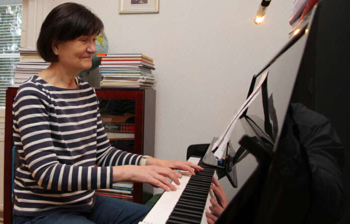 Kosken kunnanvaltuuston puheenjohtajaksi valittu Marja Jalli soittaa AVL:n arkistokuvassa kotonaan pianoa. Kuva: Asko Virtanen. Kosken kunnanvaltuuston puheenjohtajaksi valittu Marja Jalli soittaa AVL:n arkistokuvassa kotonaan pianoa. Kuva: Asko Virtanen.