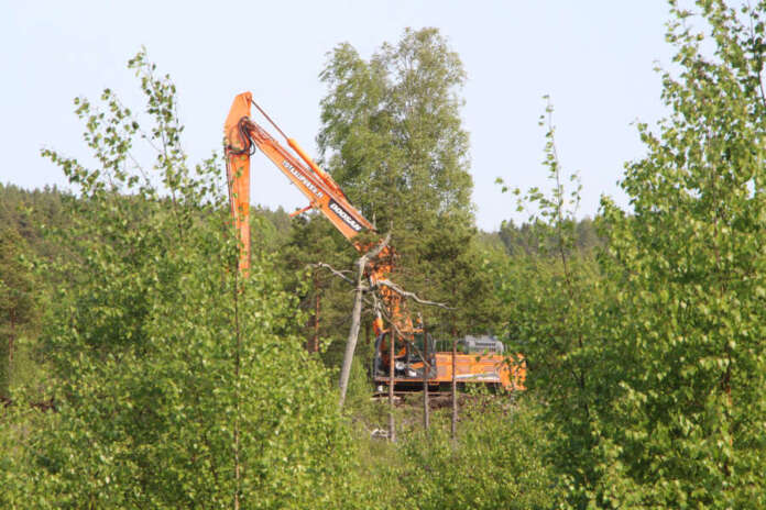 Kaivinkone poisti keskiviikkona (4.6.2025) maa-ainesta betonipurkujätteestä koottujen penkereiden päältä. Kaivinkone poisti keskiviikkona (4.6.2025) maa-ainesta betonipurkujätteestä koottujen penkereiden päältä.