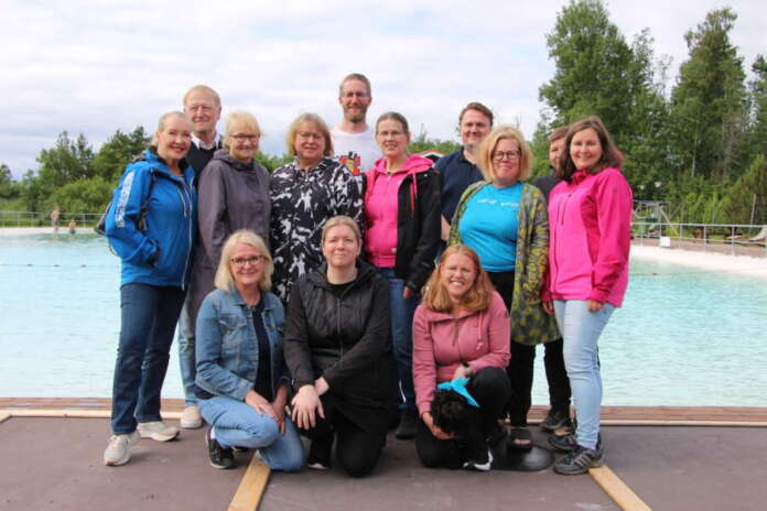 Outi Broux, Harri Auranen, Taina Myllynen, Marjo Virtanen, Niina Savinen, Ari Heino, Riitta Järvinen, Johanna Kärhä, Emmi Pohjola, Ida Kiiski, Miikka Saarinen, Marika Hirvensalo ja Maarit Hiltunen riemuitsivat Kyrön saamasta Varsinais-Suomen vuoden kylä 2025 -tittelistä maauimalan altaan äärellä. Outi Broux, Harri Auranen, Taina Myllynen, Marjo Virtanen, Niina Savinen, Ari Heino, Riitta Järvinen, Johanna Kärhä, Emmi Pohjola, Ida Kiiski, Miikka Saarinen, Marika Hirvensalo ja Maarit Hiltunen riemuitsivat Kyrön saamasta Varsinais-Suomen vuoden kylä 2025 -tittelistä maauimalan altaan äärellä.