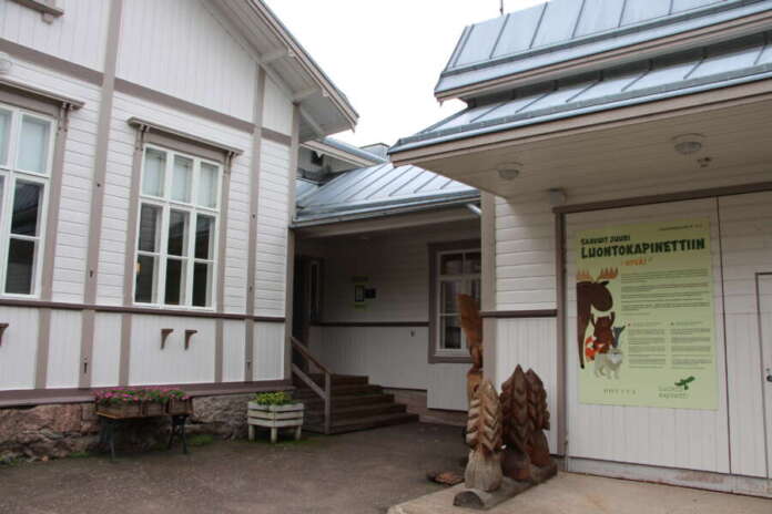 Luontokapinetti Kansallispuistoaloitteen koonnut Osmo Kivivuori esittää, että Yläneen Luontokapinetin näyttelyä laajennettaisiin lakkautetuista luontokeskuksista saatavilla materiaaleilla.