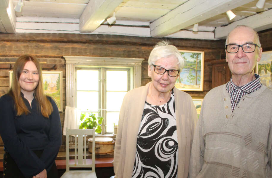 Yläneen kotiseutumuseon opas Marjo Orava opasti kesän ensimmäisenä työpäivänään Ulla ja Pentti Savolaista.