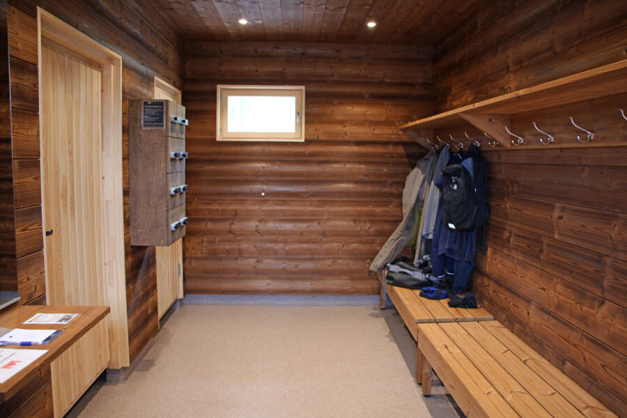 Pukuhuoneissa on tilaa suuremmallekin seurueelle. Arvotavarat voi jättää koodilukolla varustettuihin lokeroihin.