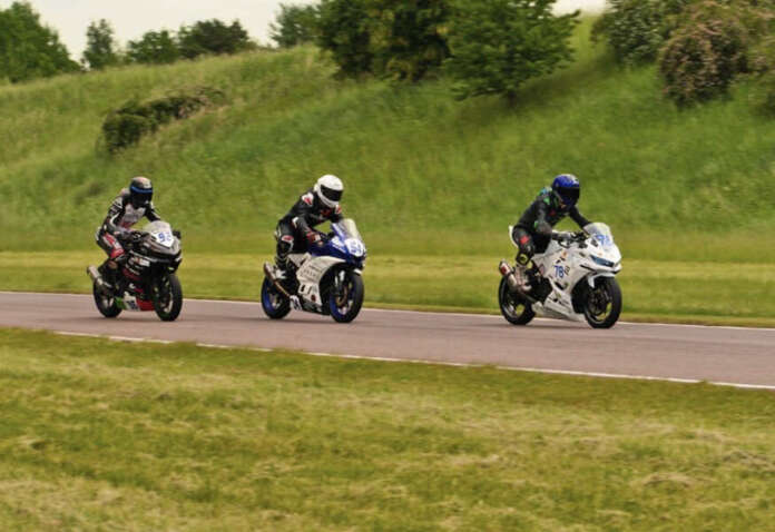 Topias Kesti on ajanut palkintosijoille ratamoottoripyöräilyn Ruotsin mestaruussarjassa. Kahden osakilpailun jälkeen hän on Supersport 300 -luokan kokonaistilanteessa toisena 72 pisteellä, kun sarjaa on jäljellä kaksi kilpailuviikonloppua.
