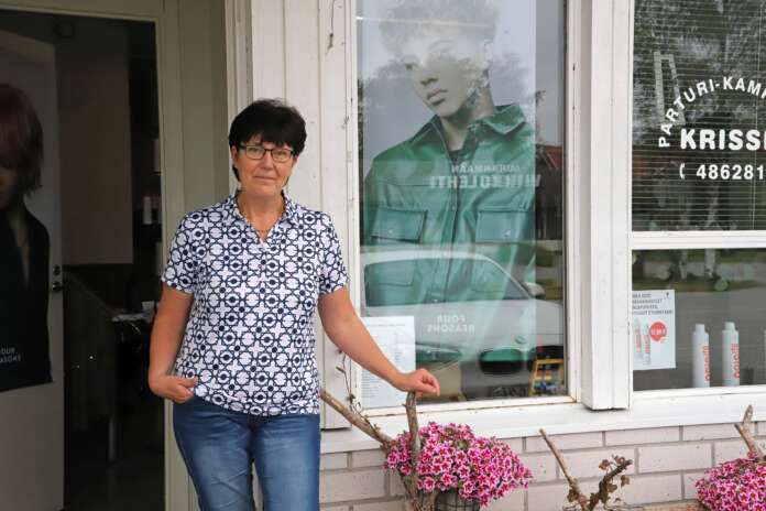 Kristiina Lipponen ryhtyi parturi-kampaamoyrittäjäksi lokakuussa 1994, eikä ole katunut. Kuva: Viivi Timonen