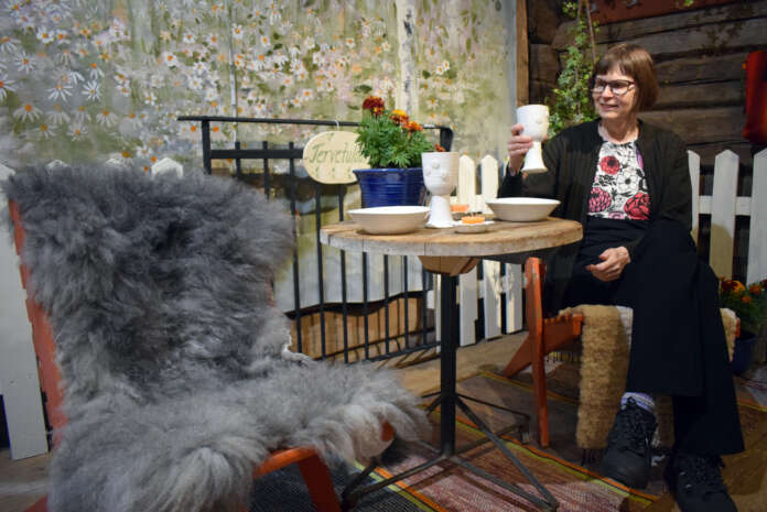 Nupparin Katri Virtanen pysähtyi hetkeksi poseeraamaan myyntinäyttelyn tuloaulassa olevan puutarha-asetelman ääreen. – Tässä esitellään monen eri tekijän tuotteita, Virtanen vihjasi.