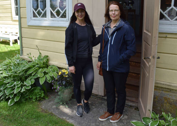 Äiti Anna Maria ja tytär Liisa Mäenpää olivat tulleet tutustumaan Pöytyän Museopappilaan. Äidille matkailutie oli tuttu, tyttärelle ei.