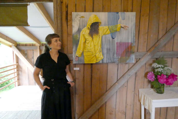 Anna Ahon taiteessa usein näkyviä aiheita ovat vesi, naiset sekä erilaiset eläinhahmot. Kuvan teos on nimeltään Scarecrow.
