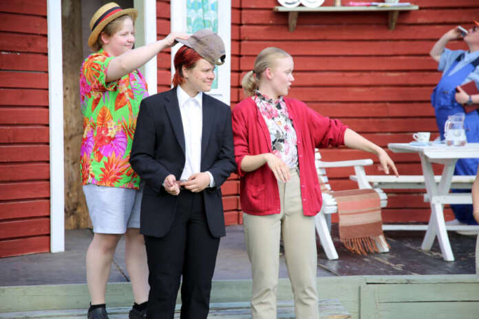 11083170_ Kosken nuorisoseuran kesänäytelmässä mökillä seikkailevat muun muassa Julli (Santtu Yli-Liipola), Simo (Max Järvelä) ja äiti (Heini Yli-Liipola). Takana Homma-Heikki (Sanna Nurmi).