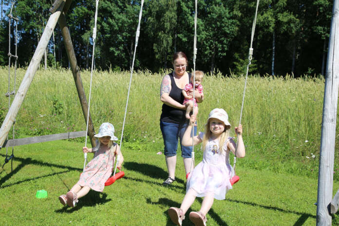 Saila Mäkinen iloitsee siitä, että Koskella maksetaan kotihoidon kuntalisää. Siitä on iloa, kun hän syyskuussa jää hotovapaalle kotiin kuopuksensa Kertun kanssa. Martta, 2, ja Hertta, 5, menevät syksyllä päiväkotiin kolmena päivänä viikossa.