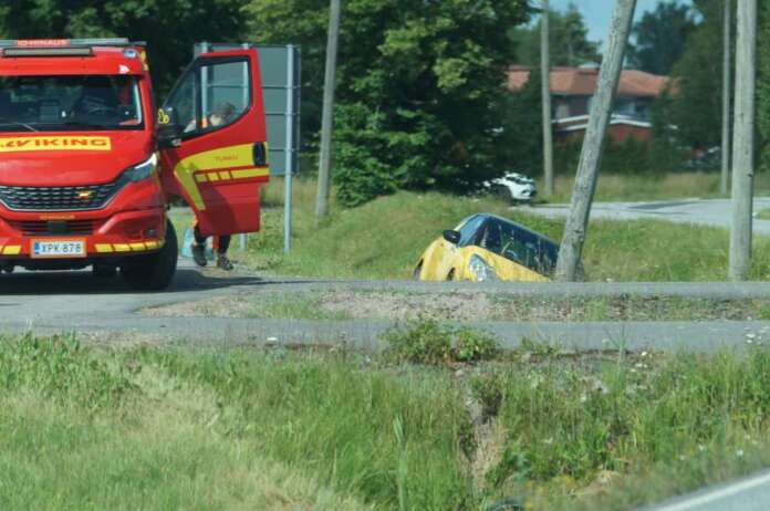 Ojaan suistuneessa henkilöautossa ei tiettävästi ollut kuljettajan lisäksi muita henkilöitä. Kuva: Simo Päivärinta. Ojaan suistuneessa henkilöautossa ei tiettävästi ollut kuljettajan lisäksi muita henkilöitä. Kuva: Simo Päivärinta.
