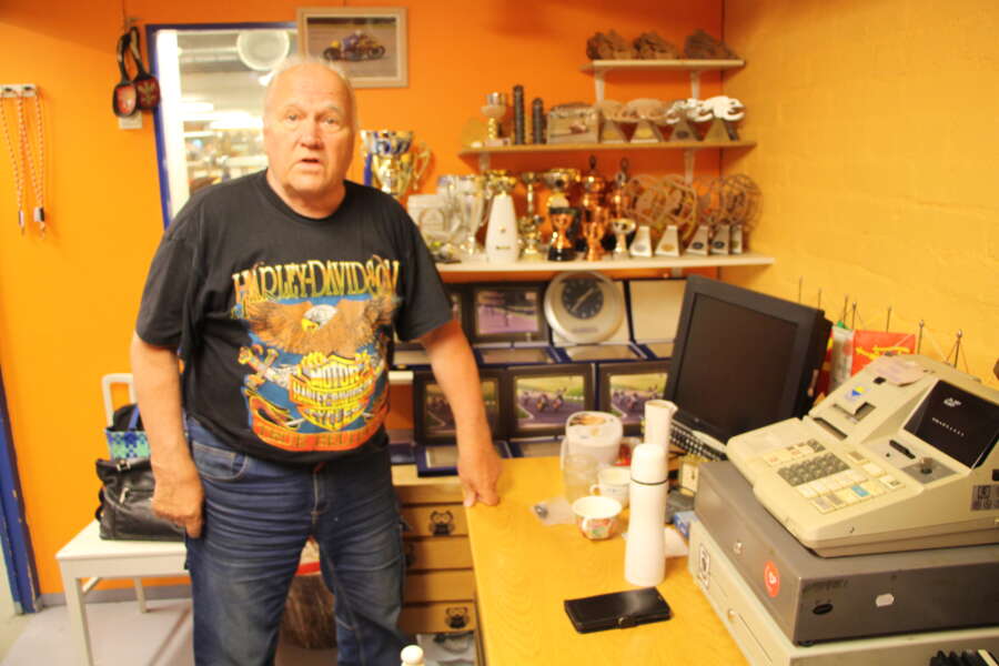 Seppo Järvinen on tuonut putiikkinsa hyllyille moottoripyöräkisoista voittamiaan palkintoja.