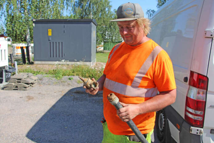 Tomi Mäensivu esittelee omakotikiinteistölle johtanutta venttiiliä, jonka messinkiliitos on syöpynyt vuosien saatossa poikki. Venttiilille johtanut muoviputki on kestänyt ajan hammasta melko hyvin. Tomi Mäensivu esittelee omakotikiinteistölle johtanutta venttiiliä, jonka messinkiliitos on syöpynyt vuosien saatossa poikki. Venttiilille johtanut muoviputki on kestänyt ajan hammasta melko hyvin.