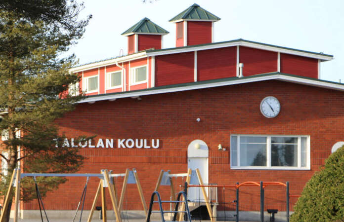 Kosteudenhallintamattoa asennetaan Talolan koulussa neljän luokan sekä opettajainhuoneen lattioihin.