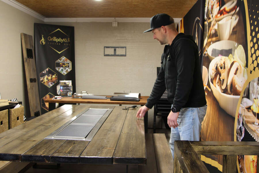Teemu Saarinen pyrkii pöytien tuotannossa, pakkaamisessa ja logistiikassa mahdollisimman ympäristöystävälliseen toimintaan. Hän välttää muovin käyttöä kaikessa, missä sitä ei tuotteen laadun säilyttämiseksi tarvita.