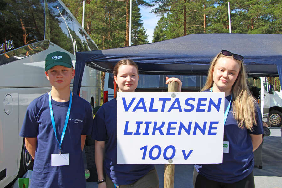 Valtteri, Emilia ja Teea Valtanen hoitivat 100-vuotisjuhlaa viettävän Valtasen Liikenteen osastoa sillä aikaa, kun Petri Valtanen kuljetti messujunaa.