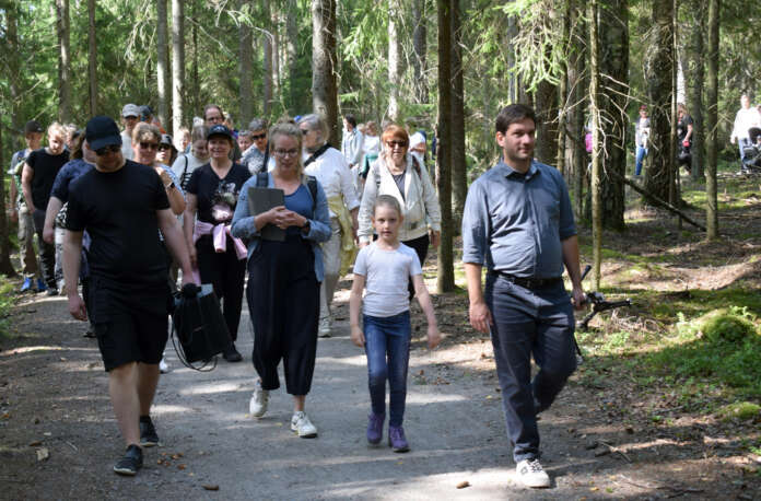 Pyhäjärven kamarimusiikkifestivaalin Villi rauha-musiikkivaelluksen kulkue Karpalopolulla oli rauhoittava. – Täällä pulssi laskee, vaikka kävellään, Siiri Niittymaa luonnehti.